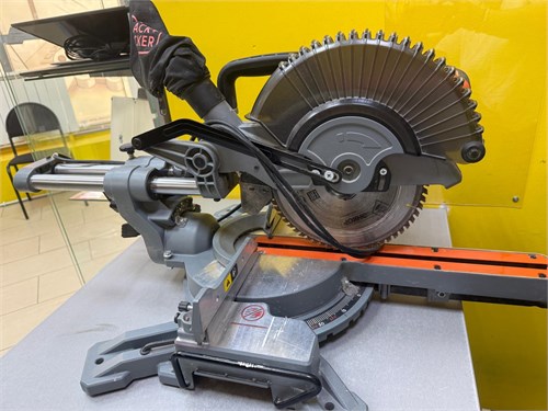 Торцовка c протяжкой Black&Decker BES700 890000670619