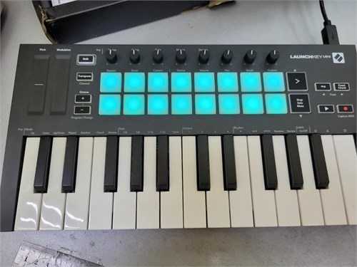 MIDI-контроллер Novation LaunchKey Mini MK3 890000595751 - фото 890143