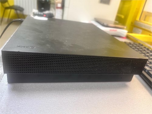 Игровая консоль Microsoft Xbox One X 1TB 890000603067 - фото 896211