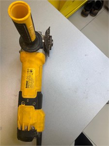Угловая шлифмашина DEWALT DWE4257 890000702131