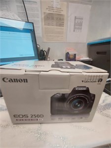 Canon EOS 250D + Объектив Canon Zoom Lens EF-S 18-55 890000727562