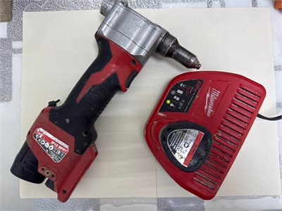 Заклепочник аккумуляторный Milwaukee M12 BPRT 890000557535